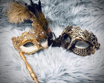 Máscaras de mascarada doradas para parejas, máscaras de plumas para él y para ella, máscaras venecianas para parejas, máscara de plumas, máscara de fiesta con palo o banda elástica.