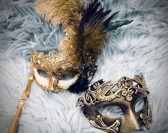 Máscaras de mascarada doradas para parejas, máscaras de plumas para él y para ella, máscaras venecianas para parejas, máscara de plumas, máscara de fiesta con palo o banda elástica.
