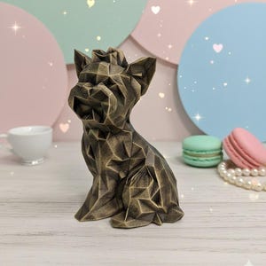 Figura de Yorkshire Terrier dorada de baja poli, estatua geométrica de perro impresa en 3D, decoración moderna pintada a mano