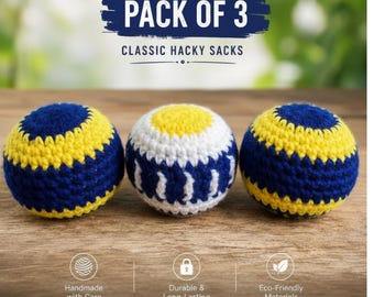 Könnte beinhalten: Ein Dreierpack runder, gehäkelter Fußbälle. Zwei Bälle haben abwechselnde horizontale Streifen aus dunkelblauem und gelbem Garn. Der mittlere Ball hat abwechselnde horizontale Streifen aus weißem und dunkelblauem Garn. Text: PACK OF 3 CLASSIC HACKY SACKS.