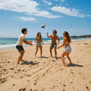 K&ouml;nnte beinhalten: Vier Personen spielen mit einem bunten Strandball an einem sandigen Ufer. Die Gruppe tr&auml;gt legere Sommerkleidung wie Shorts, ein T-Shirt und Badebekleidung, wobei einige eine Sonnenbrille tragen, w&auml;hrend sie sich am Strand nahe dem Meer befinden.