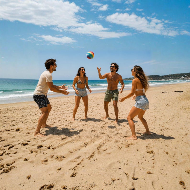 K&ouml;nnte beinhalten: Vier Personen spielen mit einem bunten Strandball an einem sandigen Ufer. Die Gruppe tr&auml;gt legere Sommerkleidung wie Shorts, ein T-Shirt und Badebekleidung, wobei einige eine Sonnenbrille tragen, w&auml;hrend sie sich am Strand nahe dem Meer befinden.
