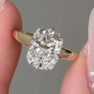 3.00 CT Längliche Kissenschliff Moissanit Dicker Bandring, Kompass Prong Kissen Diamant Verlobungsring, 14k Gold Solitärring im Kissenschliff