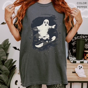 Comfort Colors® Geister-Skateboard-Shirt, Halloween-Skater-T-Shirt, gruselige Streetwear, Geisterboarden unisex T-Shirt, gruseliges Skate-Oberteil für Kinder
