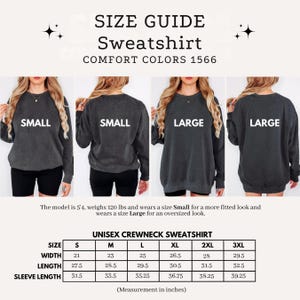 K&ouml;nnte beinhalten: Gr&ouml;&szlig;entabelle f&uuml;r ein Unisex-Sweatshirt. Das Bild zeigt eine Gr&ouml;&szlig;entabelle mit Ma&szlig;en in Zoll und Models, die das Sweatshirt in den Gr&ouml;&szlig;en Small und Large tragen. Der Text lautet "COMFORT COLORS 1566".