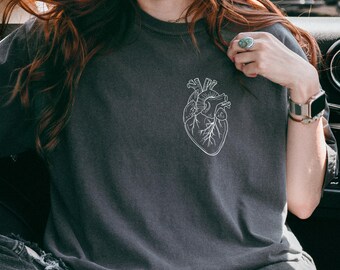 Comfort Colors® 解剖学的ハートTシャツ、ミニマリストラインアートTシャツ、ゴシックストリートウェア、ユニセックスプルオーバー、解剖学スウェットシャツ、キッズハートシャツ