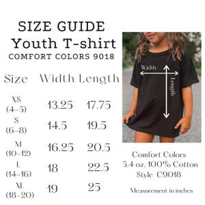 K&ouml;nnte beinhalten: Eine Gr&ouml;&szlig;entabelle f&uuml;r ein Jugend-T-Shirt mit Ma&szlig;en in Zoll. Die Tabelle enth&auml;lt die Gr&ouml;&szlig;en XS bis XL mit Breiten- und L&auml;ngenma&szlig;en. Das Shirt ist Comfort Colors, 5,4 oz, 100 % Baumwolle, Stil C9018. Eine junge Person tr&auml;gt das schwarze T-Shirt.