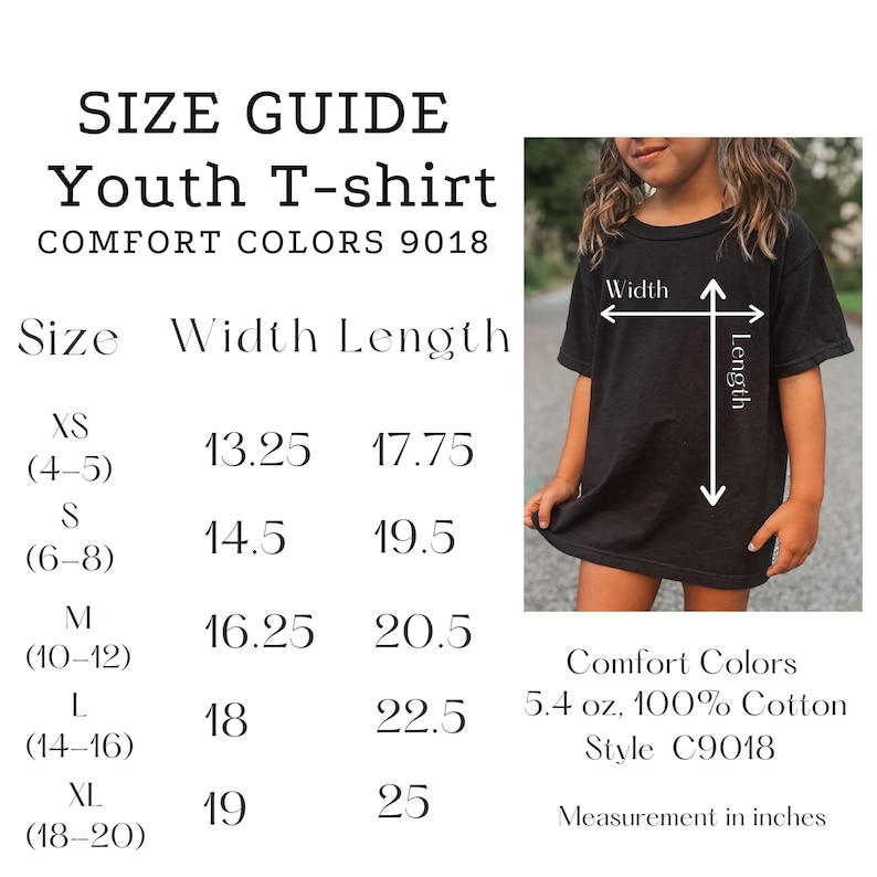 K&ouml;nnte beinhalten: Eine Gr&ouml;&szlig;entabelle f&uuml;r ein Jugend-T-Shirt mit Ma&szlig;en in Zoll. Die Tabelle enth&auml;lt die Gr&ouml;&szlig;en XS bis XL mit Breiten- und L&auml;ngenma&szlig;en. Das Shirt ist Comfort Colors, 5,4 oz, 100 % Baumwolle, Stil C9018. Eine junge Person tr&auml;gt das schwarze T-Shirt.