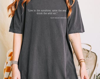 Comfort Colors® の名言シャツ、ラルフ・ワルド・エマーソンの名言がプリントされたユニセックスTシャツ、モチベーションを高めるギフト、心地よい秋Tシャツ、美しいスウェットシャツ、キッズシャツ