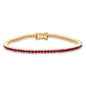 Könnte beinhalten: Ein goldfarbenes Tennisarmband mit einer Reihe leuchtend roter Edelsteine. Das Armband verfügt über einen sicheren Verschluss und ist für einen klassischen und eleganten Look konzipiert. Die Edelsteine sind gleichmäßig angeordnet.