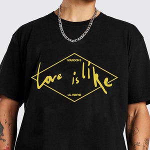 Maroon 5 Png, camiseta de la gira Love Is Like de Maroon Five 2025 / Camiseta gráfica Love Is Like / Merchandising de conciertos y giras (300 DPI) Descarga instantánea