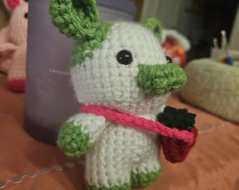 vaca con bolsa de fresas