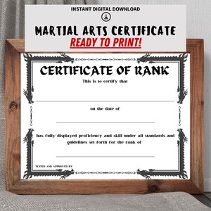 Op de afbeelding: Een ingelijst vechtsportcertificaat met een decoratieve zwarte rand. Het certificaat luidt "CERTIFICAAT VAN RANK" en bevat ruimte voor details. De bovenste banner luidt "KLAAR OM TE PRINTEN!"