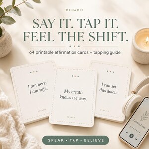 Puede incluir: Un conjunto de 64 tarjetas de afirmación imprimibles y una guía de tapping. Las tarjetas incluyen los textos "I am here. I am safe.", "My breath knows the way." y "I can set this down.". El texto principal dice "SAY IT. TAP IT. FEEL THE SHIFT."