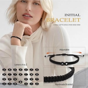 Op de afbeelding: Zwart gevlochten armband met zilveren sluiting en een initiaal bedel. De armband is verstelbaar en heeft de tekst "INITIAL BRACELET" en "COOL GIFTS IDEA FOR HER/HIM". De afbeelding toont ook letters A t/m Z.