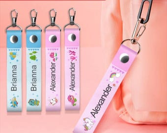 Llavero personalizado con nombre de niño: un adorno antipérdida para la mochila escolar.