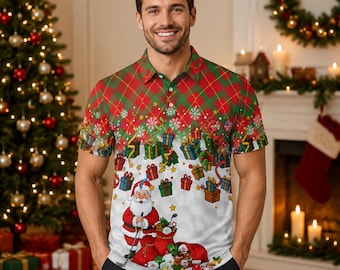 Op de afbeelding: Een poloshirt met korte mouwen met een rood en groen ruitpatroon aan de bovenkant, overgaand in een witte basis met een feestelijke print van de Kerstman, ingepakte cadeautjes en vakantieversieringen op de voorzijde en de mouwen.