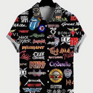 Puede incluir: Camisa negra de manga corta adornada con logotipos de bandas de rock, incluyendo Kiss, Metallica y Guns N' Roses. La camisa con cuello se muestra en una percha, con mangas enrolladas. La camisa tiene un diseño abotonado.