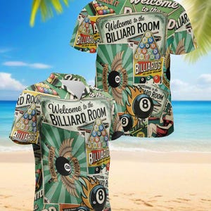 Op de afbeelding: Een shirt met korte mouwen met een groen en wit biljartthema. Het shirt heeft afbeeldingen van biljartballen, de nummer 8 bal met vleugels en de tekst "Welcome to the BILLIARD ROOM".