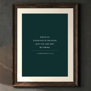 Puede incluir: Una impresión artística enmarcada con un fondo verde oscuro y texto blanco. El texto dice: "Velad, estad firmes en la fe, portaos varonilmente, esforzaos." Un sillón de cuero marrón y un banco de madera están en primer plano.