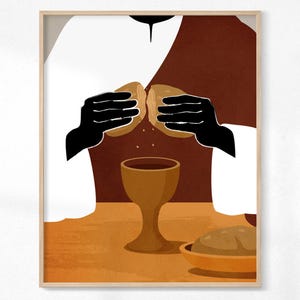Peut inclure: Impression d'art abstrait représentant une scène religieuse. L'œuvre présente une figure en robes blanches avec des mains noires brisant du pain au-dessus d'un calice. Un bol de pain est sur une table avec une palette de couleurs chaudes, encadré dans un cadre en bois.