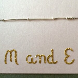 Personligt halsband med morsekod i initialform