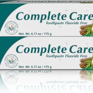 Op de afbeelding: Twee dozen Himalaya Complete Care tandpasta, fluoridevrij. Elke doos toont het merklogo, de productnaam en afbeeldingen van granaatappels en kaneelstokjes. Het nettogewicht is 175 g. De verpakking benadrukt ook de voordelen voor gezond tandvlees.
