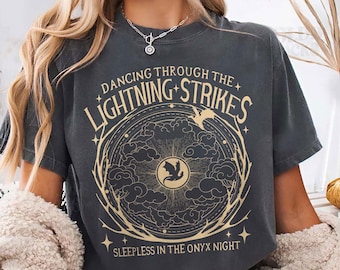 Onyx Storm PNG digital nedladdning, dansa genom blixtnedslag, fjärde vingen PNG, drakeälskare