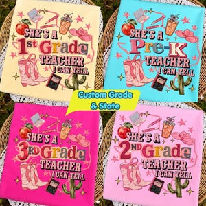 Può includere: Quattro magliette in giallo, azzurro, rosa acceso e rosa chiaro con una stampa grafica raffigurante una mela rossa, un portatile, matite, una bevanda, un cappello da cowboy, stivali, un taccuino e un cactus con il testo She's a Grade Teacher I Can Tell.