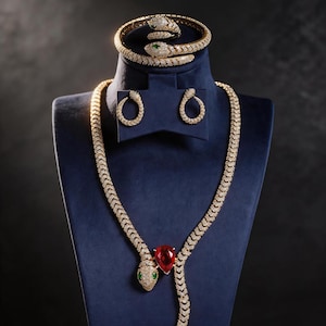Sieradenset met slangenmotief, gouden slangenketting en oorbellen, statement choker van titaniumstaal met kubische zirkonia.