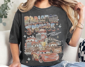 Camiseta retrô Radiator Springs do filme Carros, Comfort Colors, Camiseta do Relâmpago McQueen, Camiseta do filme Carros da Disney, Camisetas para viagem em família à Disney em 2026