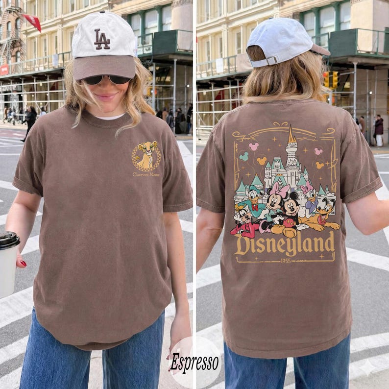 Pu&ograve; includere: T-shirt color espresso con grafica di Simba sul davanti e grafica di Disneyland sul retro. La grafica sul retro include Topolino, Minnie, Paperino e altri personaggi Disney. La maglietta &egrave; uno stile casual a maniche corte.
