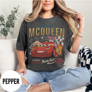 Vintage Lightning McQueen-shirt, retro Cars-filmshirt, Est 1977 verjaardagsshirt, Disneyland familie-uitstapje bijpassende T-shirts, racegrafisch cadeau Pepper/DarkHeather