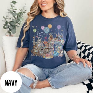 以下が含まれることがあります： 誕生日を祝う漫画の動物たちのカラフルなグラフィックが特徴のネイビーブルーのTシャツ。グラフィックには、風船、ケーキ、数字の3が含まれています。「Name」という文字もTシャツに表示されています。