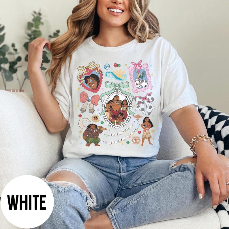 Pu&ograve; includere: T-shirt bianco con un design grafico colorato con personaggi ed elementi di un popolare film d'animazione. Il design include ritratti incorniciati, fiocchi e testo. &Egrave; un capo di abbigliamento casual.