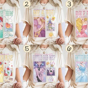 Könnte beinhalten: Cremefarbene T-Shirts mit verschiedenen Designs zum Thema Disney-Prinzessinnen. Jedes Shirt zeigt eine andere Prinzessin mit Texten wie "I LOVE HIM", "ME & YOU", "DREAMS", "THE CURSE", "LITTLE OLD ME?" und "MIDNIGHT."