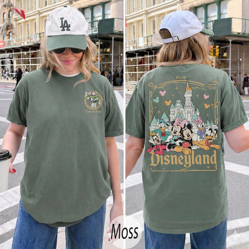 Pu&ograve; includere: T-shirt verde muschio con design Disneyland. La parte anteriore presenta una piccola grafica, mentre il retro mostra un design pi&ugrave; grande con personaggi Disney e il logo Disneyland. La maglietta &egrave; realizzata in materiale morbido e ha maniche corte.