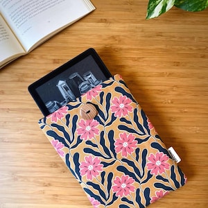 Capa para Kindle com estampa floral retrô, acabamento com botão de madeira, capa acolchoada feita à mão para e-reader, presente para leitores.
