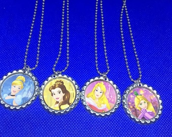 Juego de 4 collares con tapas de botellas inspirados en princesas de Disney