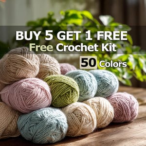 Può includere: Una collezione di gomitoli di lana in vari colori pastello, tra cui rosa, verde e blu. L'immagine presenta il testo "ACQUISTA 5 OTTIENI 1 GRATIS Kit di uncinetto gratuito 50 Colori."