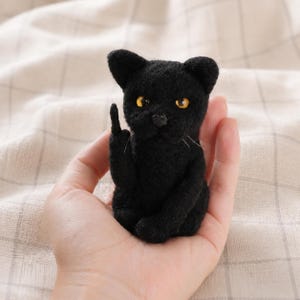 Figura de gato negro de fieltro con aguja – Mini escultura de gato de lana, decoración gótica de gato hecha a mano, pequeño regalo de gato de la suerte, objeto de colección de arte textil.