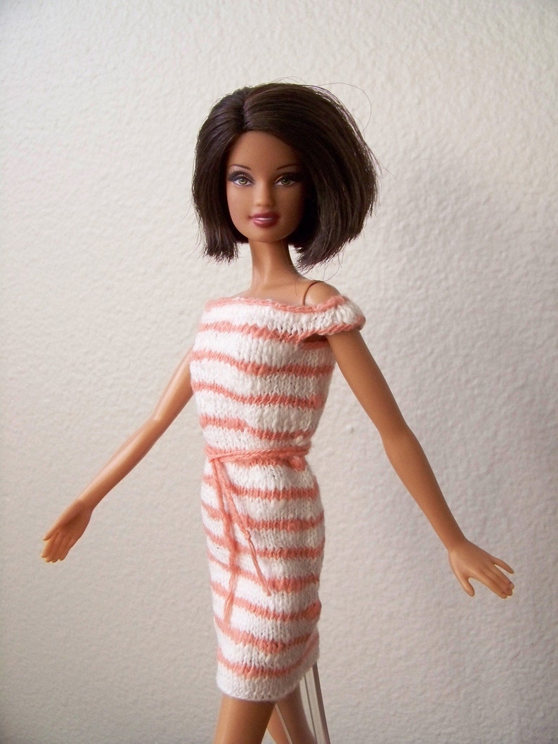 Modepuppenkleid, Puppenkleidung, Strickpuppenkleid, Weg von der Schulter Puppenkleid, Gestreiftes Puppenkleid, Orange und Weiß Modepuppenkleid Bild 5