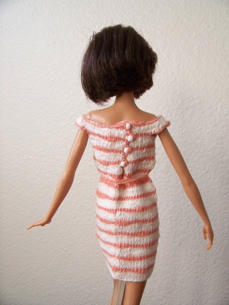 Modepuppenkleid, Puppenkleidung, Strickpuppenkleid, Weg von der Schulter Puppenkleid, Gestreiftes Puppenkleid, Orange und Weiß Modepuppenkleid Bild 6