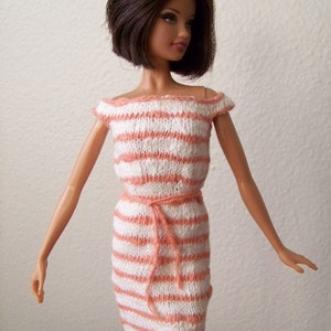 Modepuppenkleid, Puppenkleidung, Strickpuppenkleid, Weg von der Schulter Puppenkleid, Gestreiftes Puppenkleid, Orange und Weiß Modepuppenkleid Bild 1