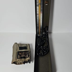 Puede incluir: Un letrero de madera rústica con el texto "Welcome to our home" en letras blancas. El letrero presenta un acabado envejecido y un diseño sencillo y acogedor, perfecto para un porche o entrada.