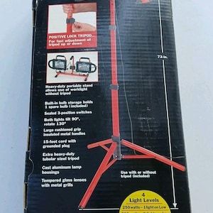 Puede incluir: Un foco halógeno Craftsman con trípode. El trípode rojo se extiende hasta 185 cm. El foco tiene cuatro niveles de luz, hasta 1000 vatios. El embalaje incluye detalles sobre las características del foco.