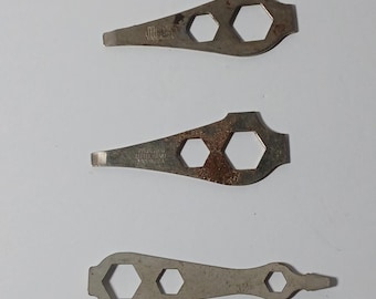 2 attrezzi vintage PFLUEGER Little Giant per mulinelli da pesca e 1 altra chiave per mulinelli e esche
