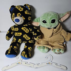 Lote de 2 peluches Build-A-Bear: El Niño, Grogu, Baby Yoda y Oso de Star Wars. imagen 1