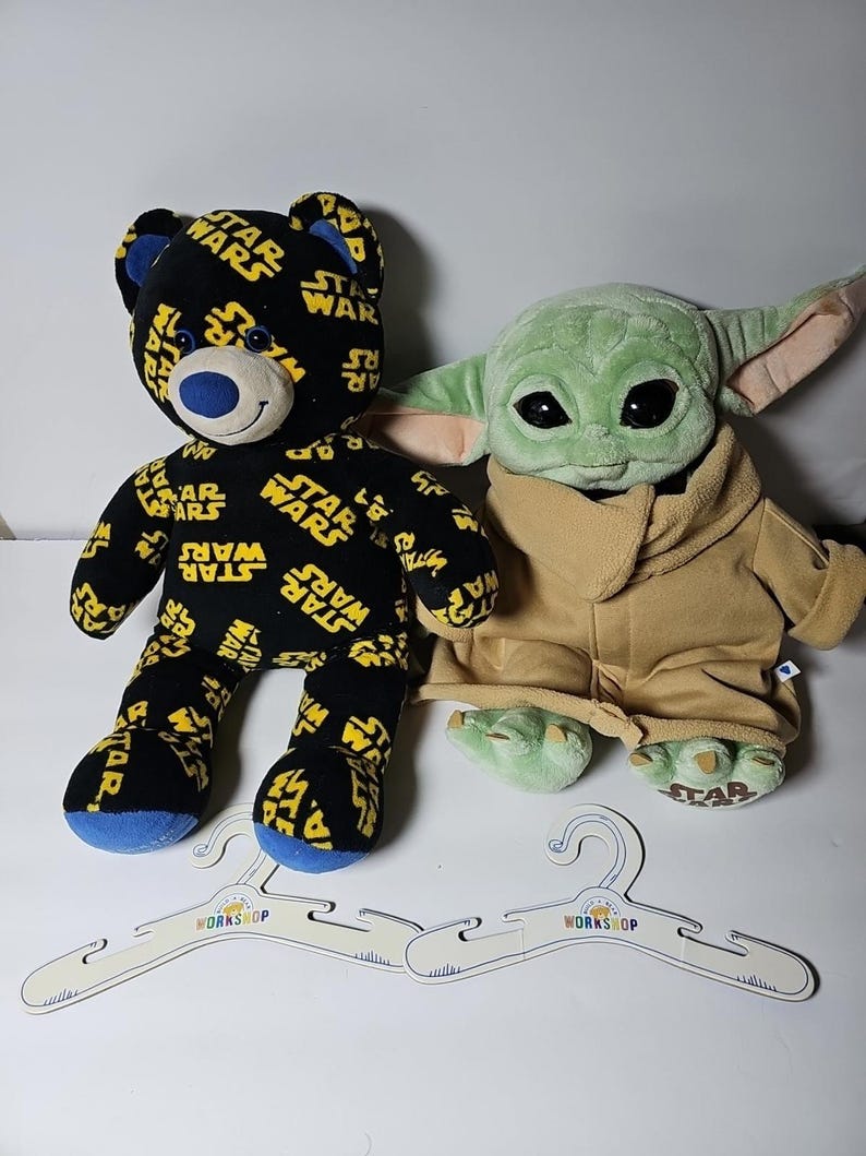 Lote de 2 peluches Build-A-Bear: El Niño, Grogu, Baby Yoda y Oso de Star Wars. imagen 1