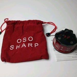 OSO Sharp Profi-Messer- und Scherenschärfer mit Saugnapfhalterung zum Schärfen, ROT